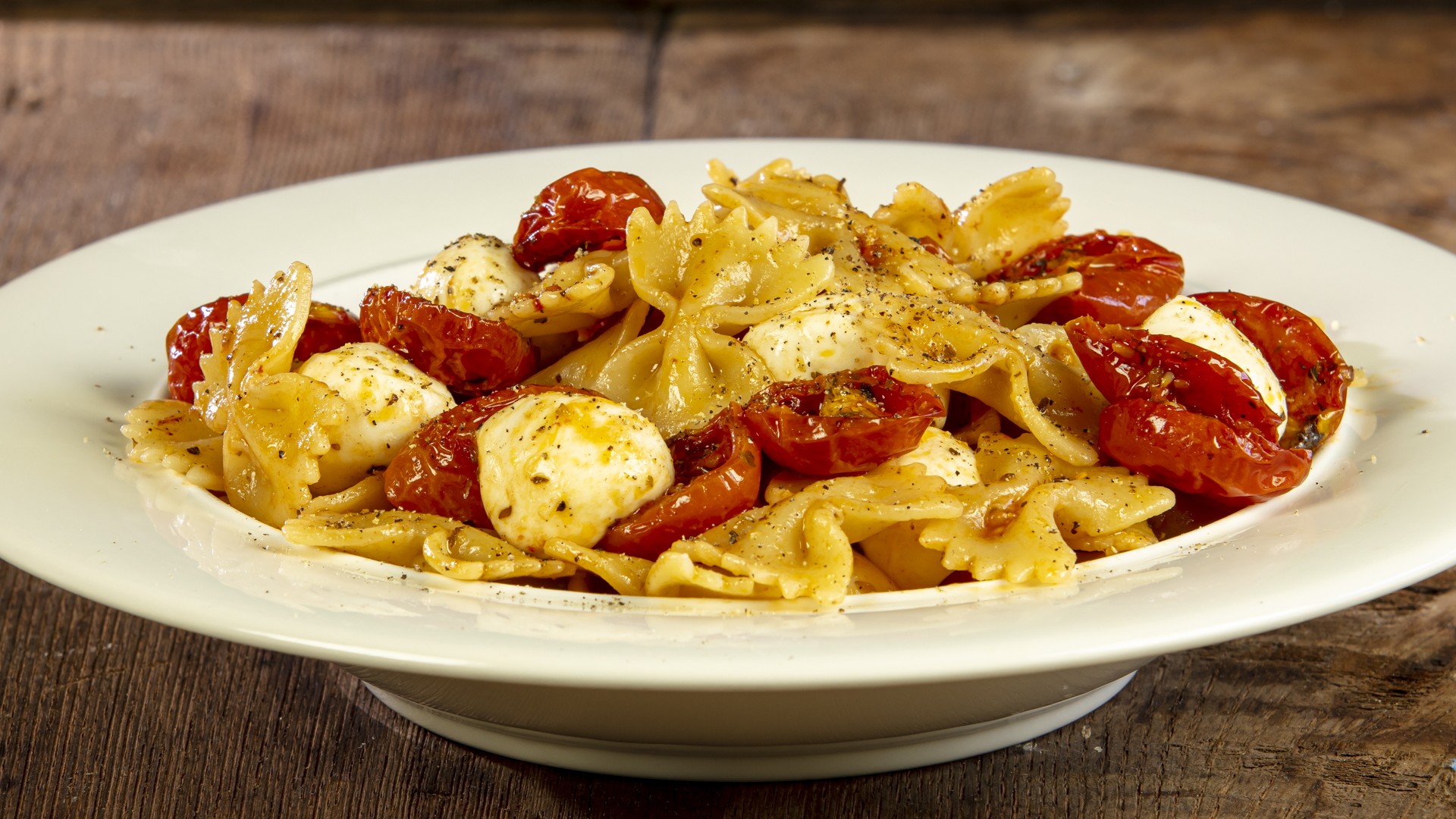 Pasta pomodorini acciughe e mozzarella