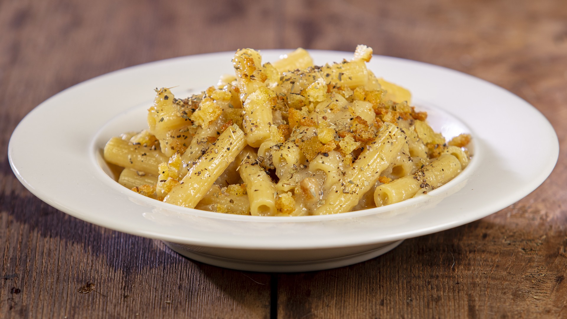 Pasta crema di cipolle e pane abbrustolito