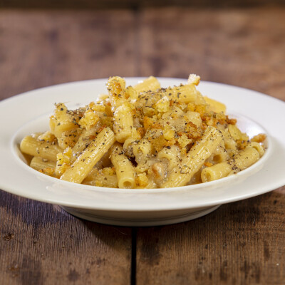 Pasta crema di cipolle e pane abbrustolito