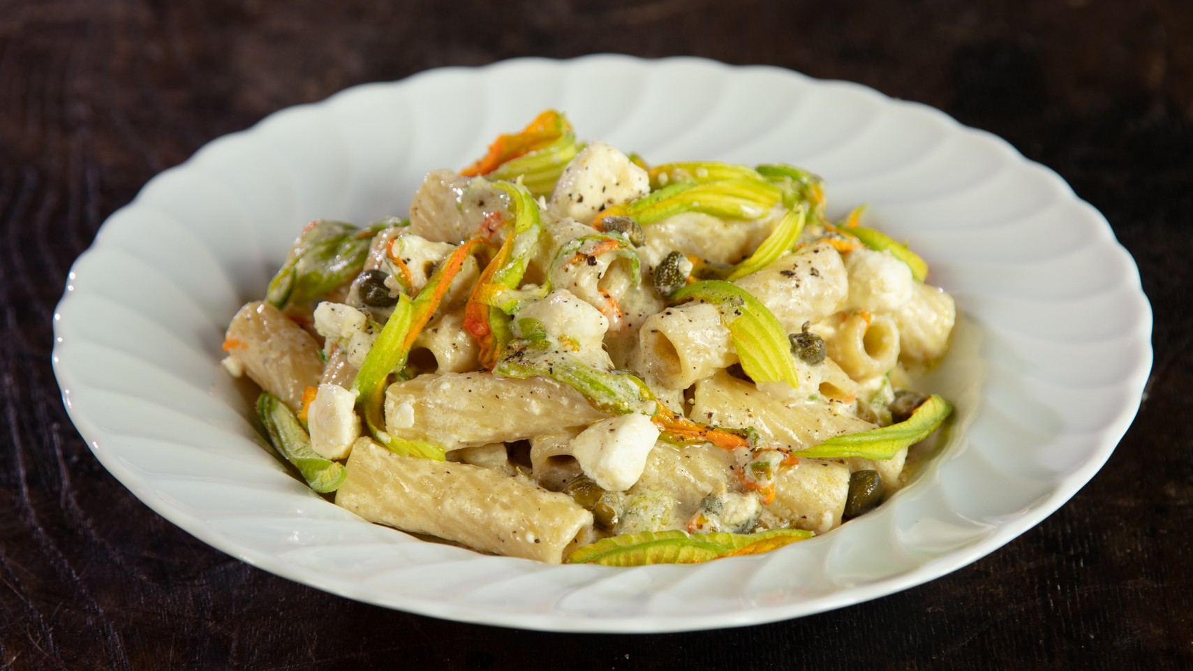 Tortiglioni fiori di zucca acciughe e feta