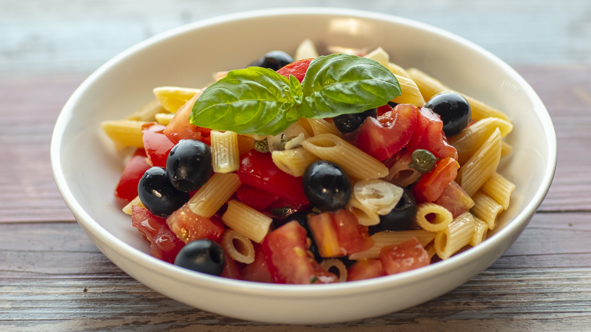 Mezze penne con pomodori, capperi e olive