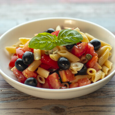 Mezze penne con pomodori, capperi e olive