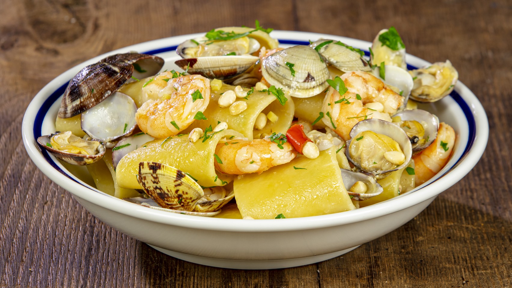 Paccheri vongole gamberi zenzero e pinoli