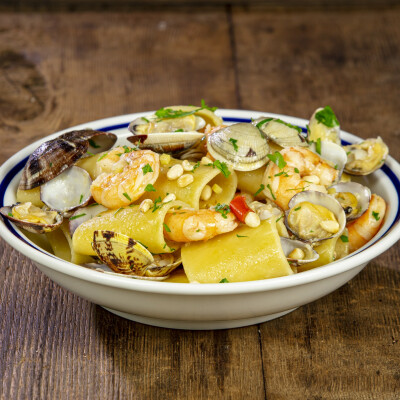 Paccheri vongole gamberi zenzero e pinoli