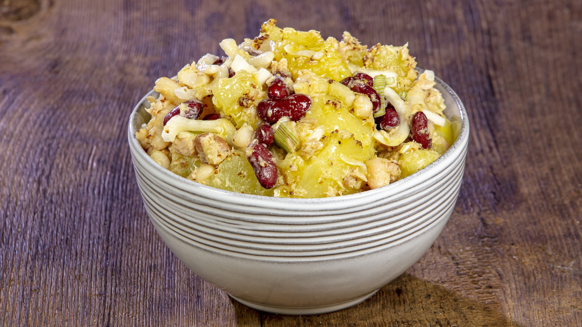 Insalata di patate tonno fagioli e cipolle