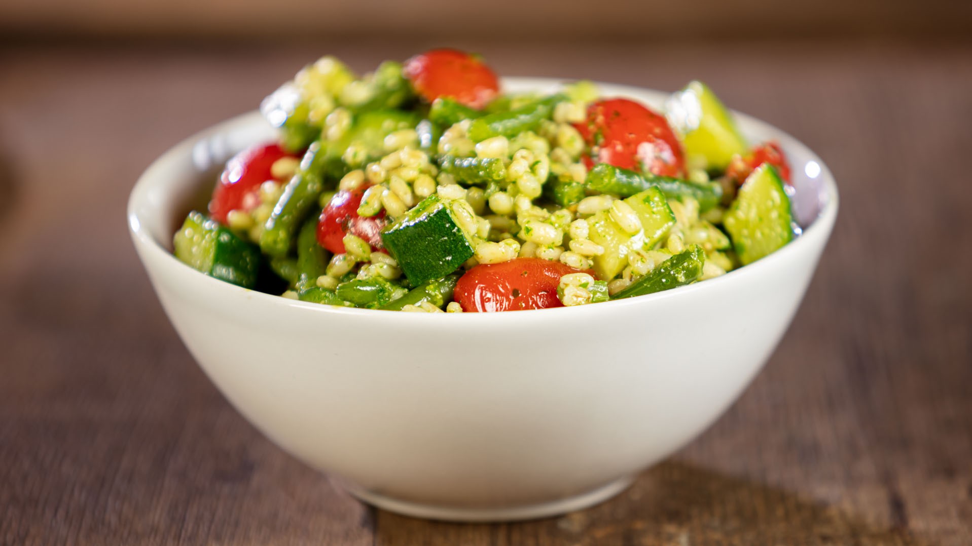 Insalata d'orzo con fagiolini, zucchine e pesto di rucola