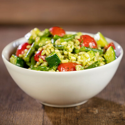 Insalata d'orzo con fagiolini, zucchine e pesto di rucola