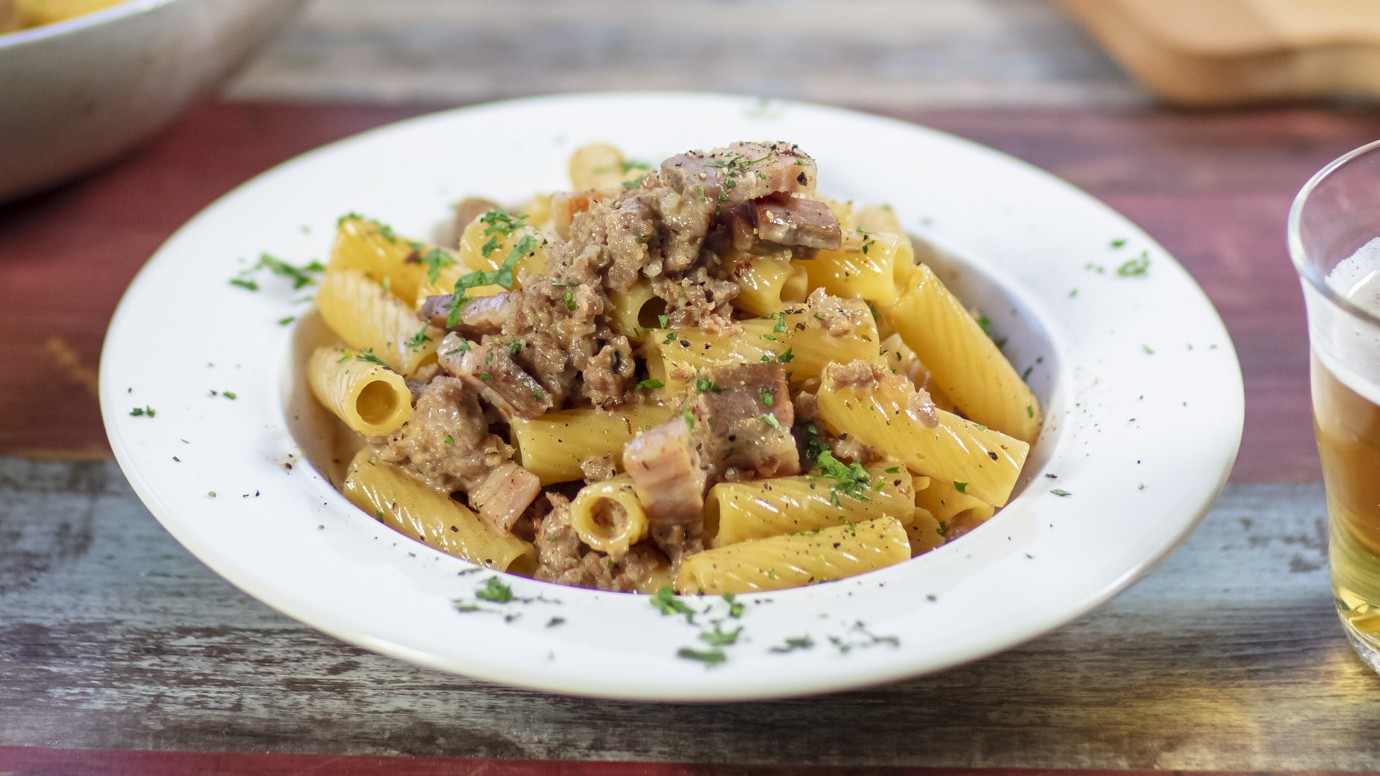 Pasta alla birra e salsiccia