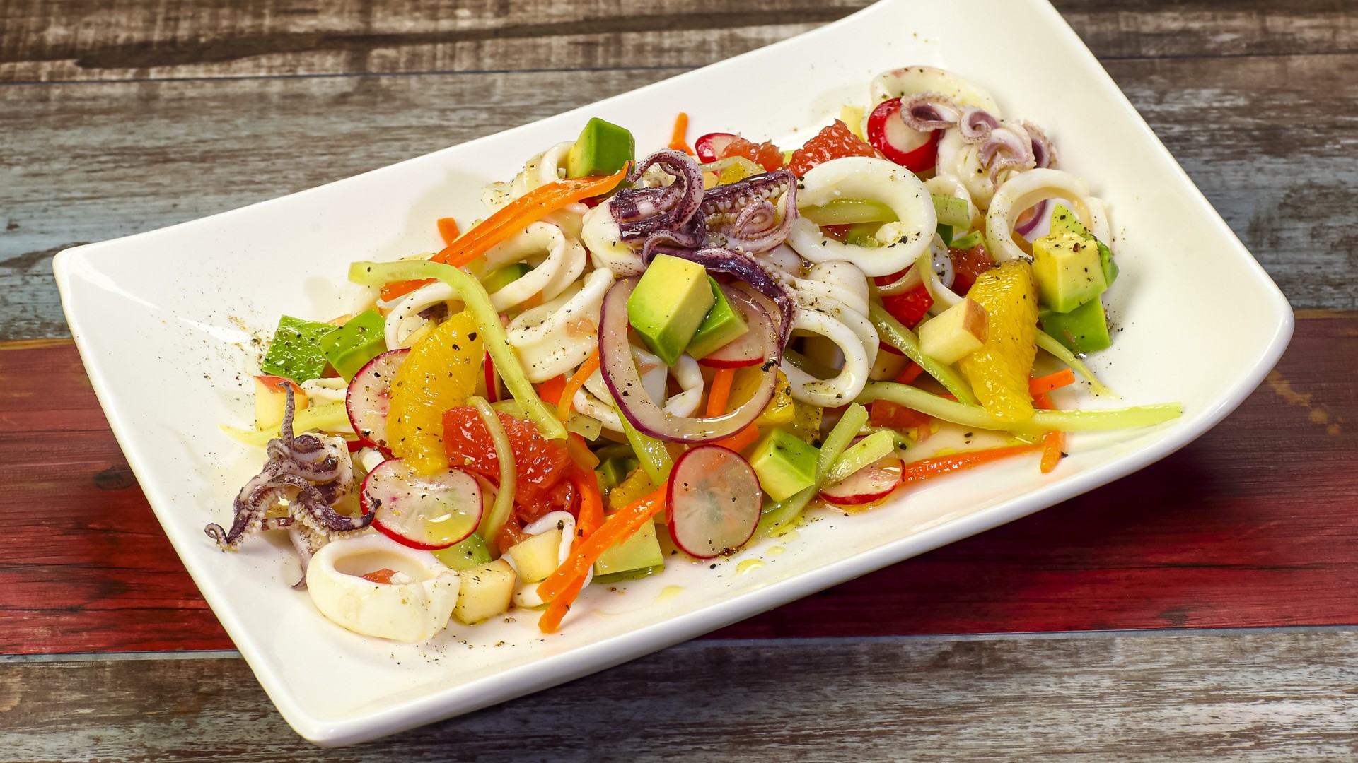 Insalata di calamari e frutta