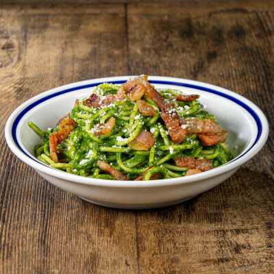 Pasta con crema di spinaci e guanciale