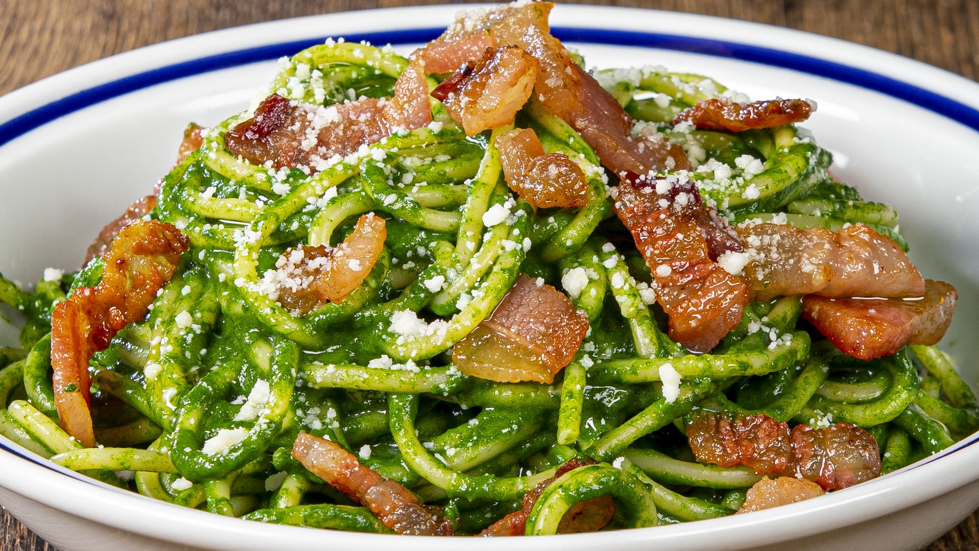 Pasta con crema di spinaci e guanciale