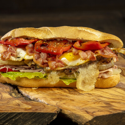 Chivito uruguayo