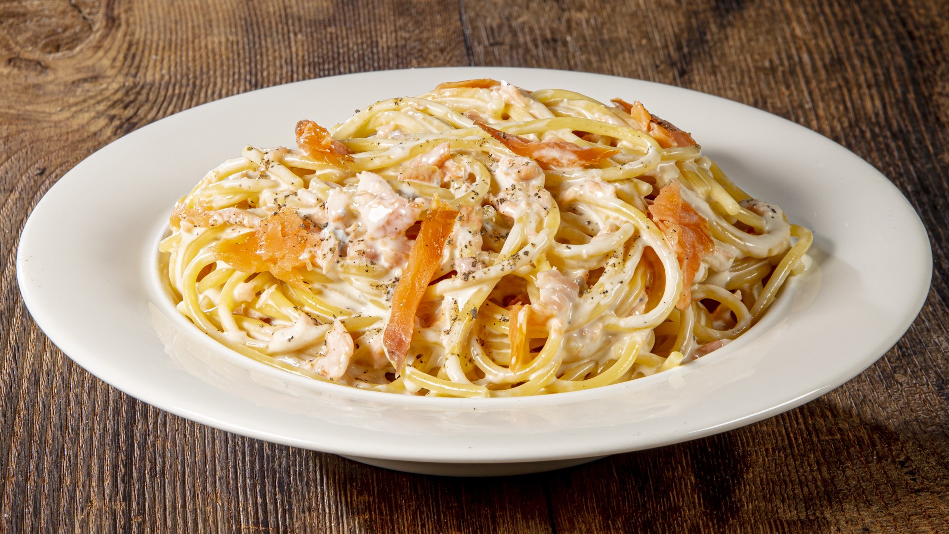 Spaghetti gorgonzola e salmone affumicato