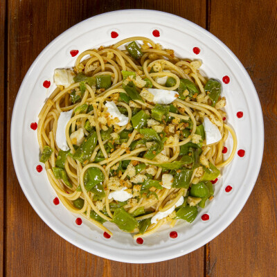 Spaghetti con i friggitelli e mozzarella