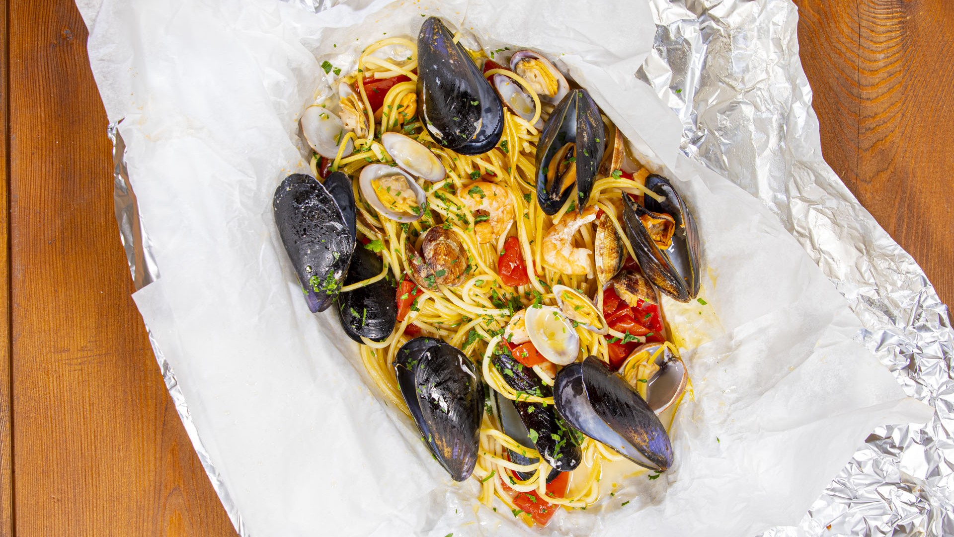 Spaghetti al cartoccio con frutti di mare