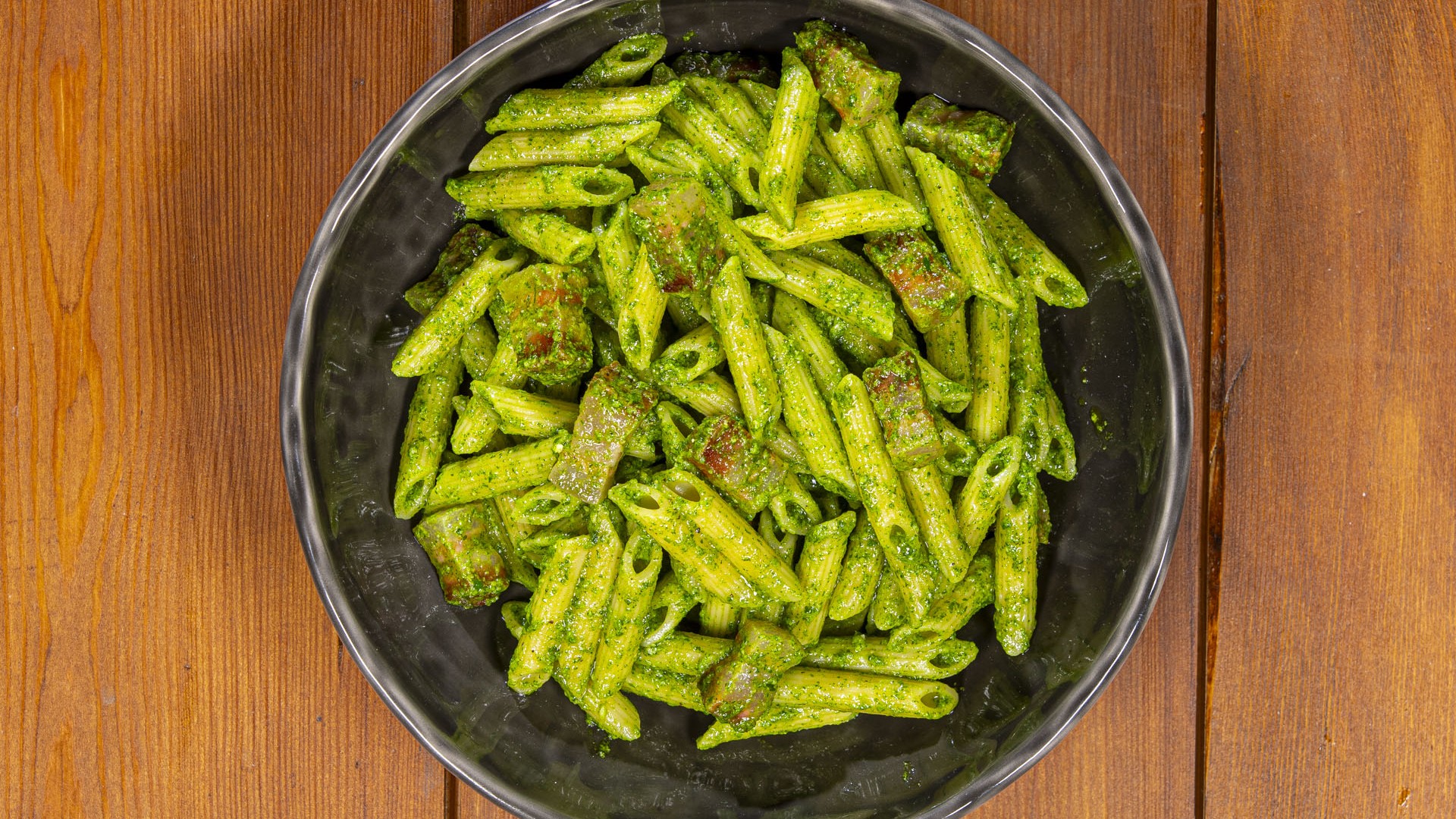 Pennette al pesto di rucola e pancetta