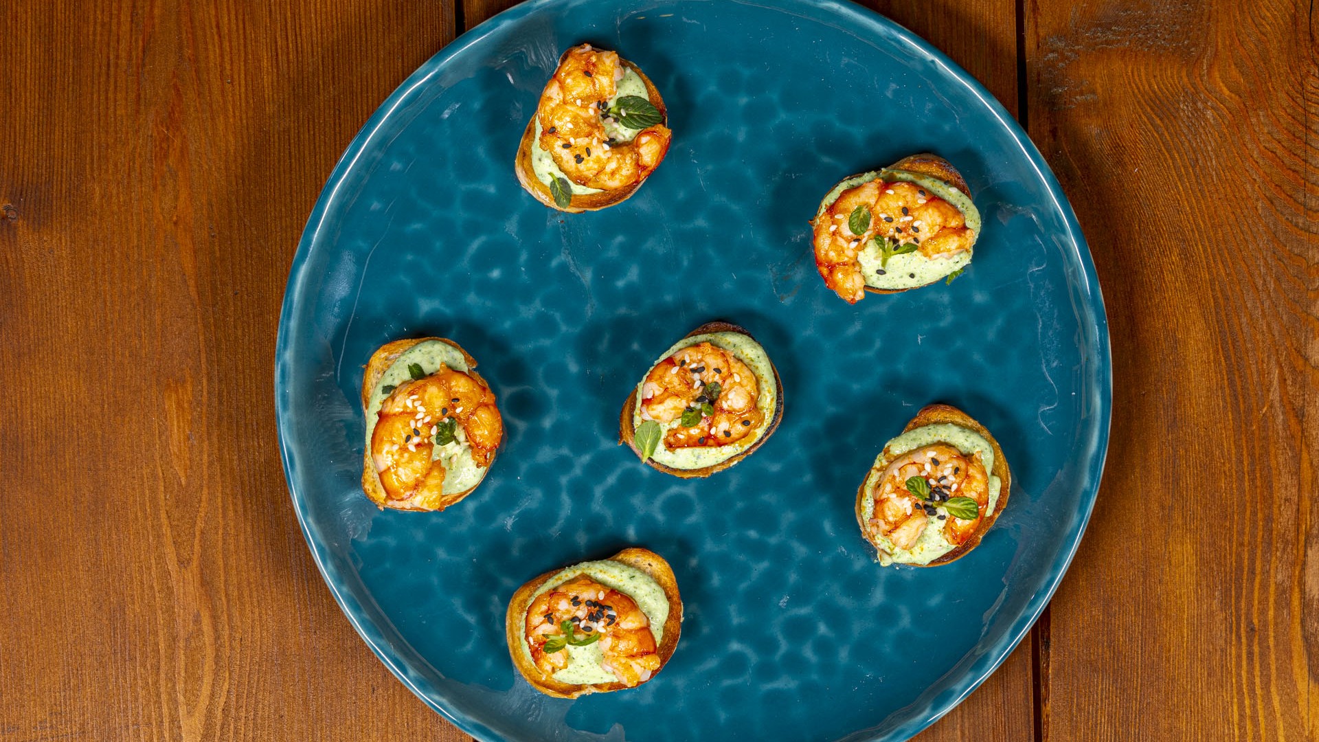 Crostini con crema di zucchine e gamberi