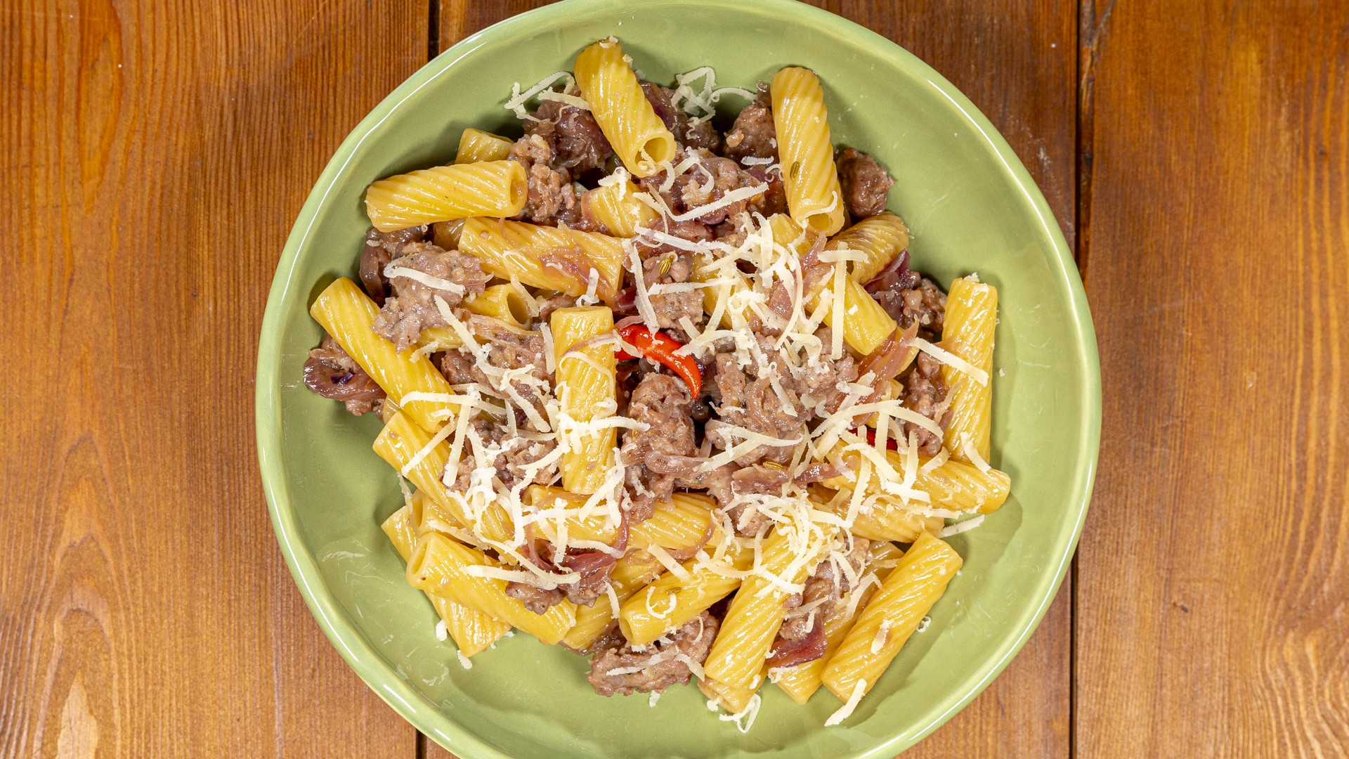 Pasta cipolle rosse e salsiccia