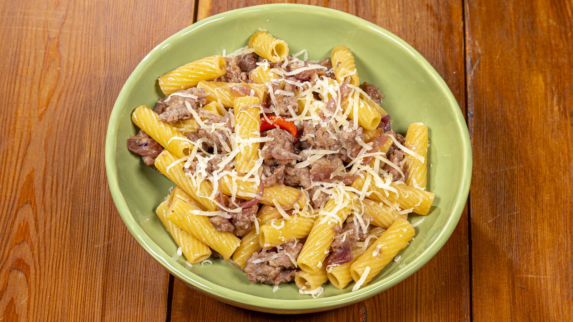 Pasta cipolle rosse e salsiccia