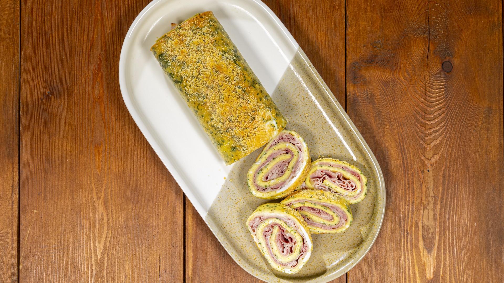 Rotolo di frittata con prosciutto e formaggio