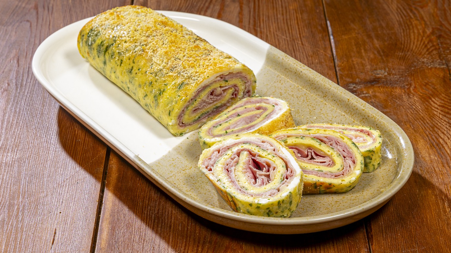 Rotolo di frittata con prosciutto e formaggio