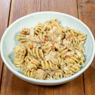 Pasta con baccalà e pesto di olive