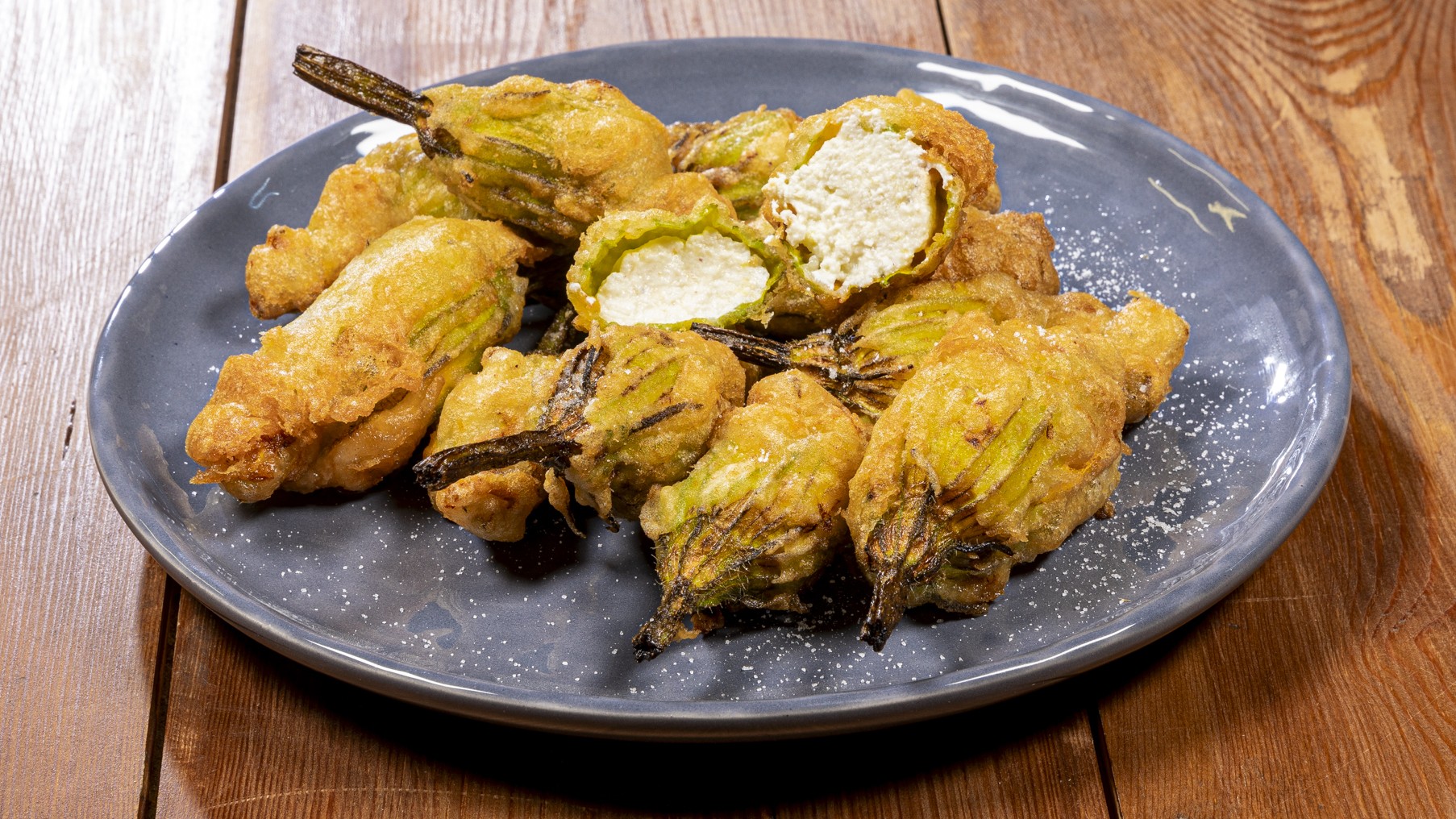 Fiori di zucca ripieni e fritti