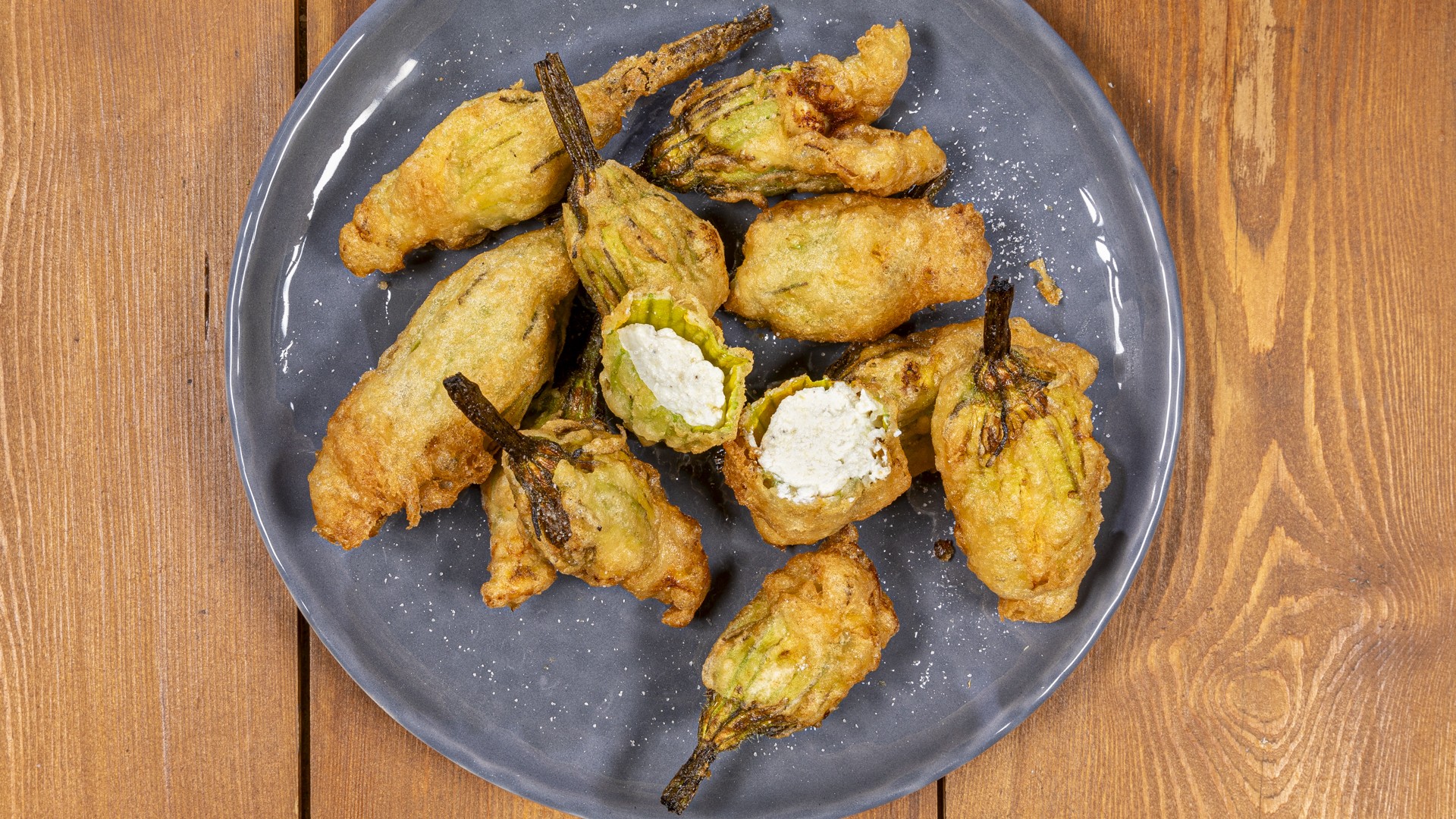 Fiori di zucca ripieni e fritti