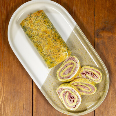 Rotolo di frittata con prosciutto e formaggio Rotolo di frittata con prosciutto e formaggio