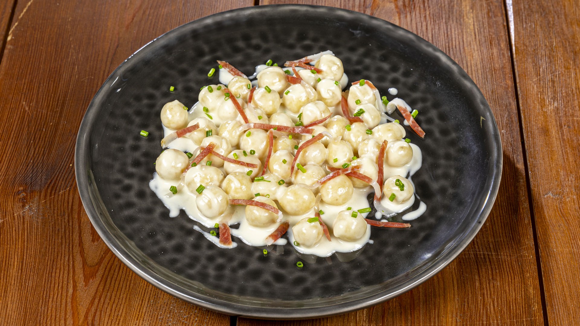 Gnocchi di pane, fonduta e prosciutto di Parma