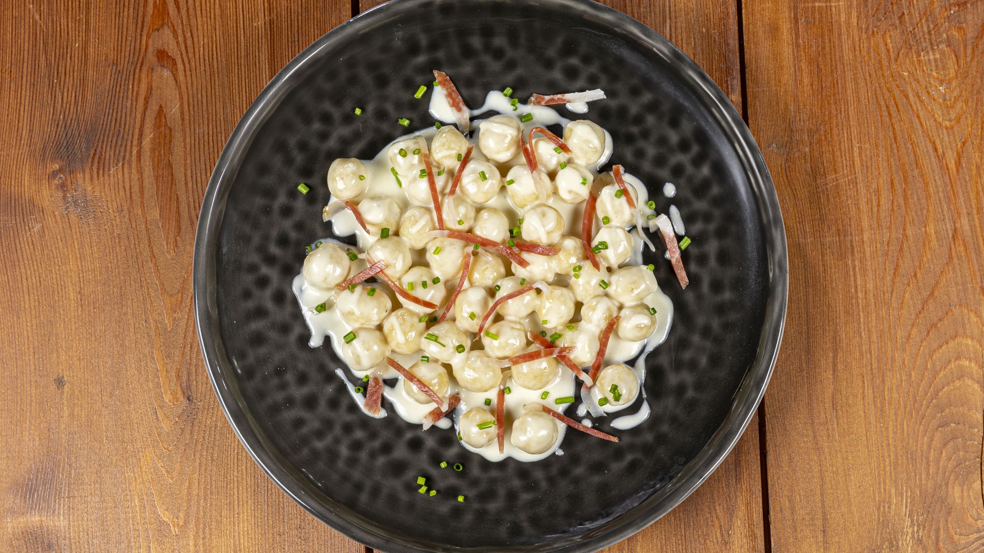 Gnocchi di pane, fonduta e prosciutto di Parma