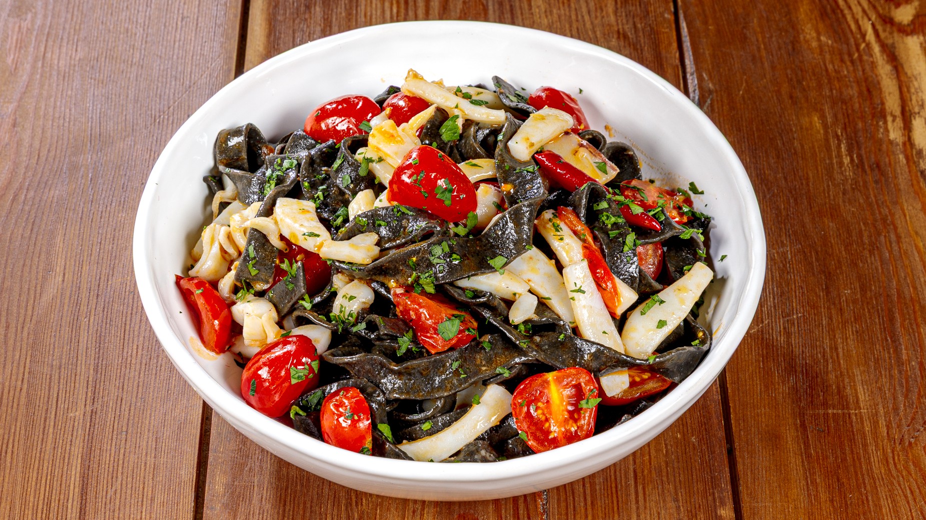 Tagliatelle nere con seppie e pomodorini