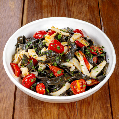 Tagliatelle nere con seppie e pomodorini Tagliatelle nere con seppie e pomodorini
