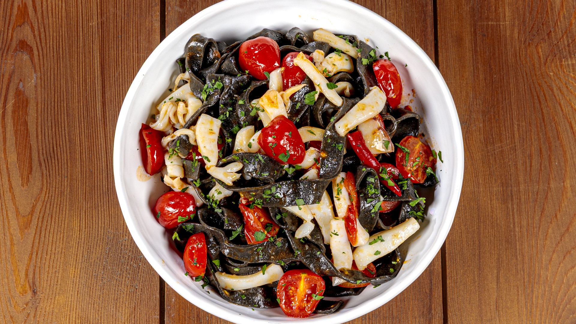 Tagliatelle nere con seppie e pomodorini