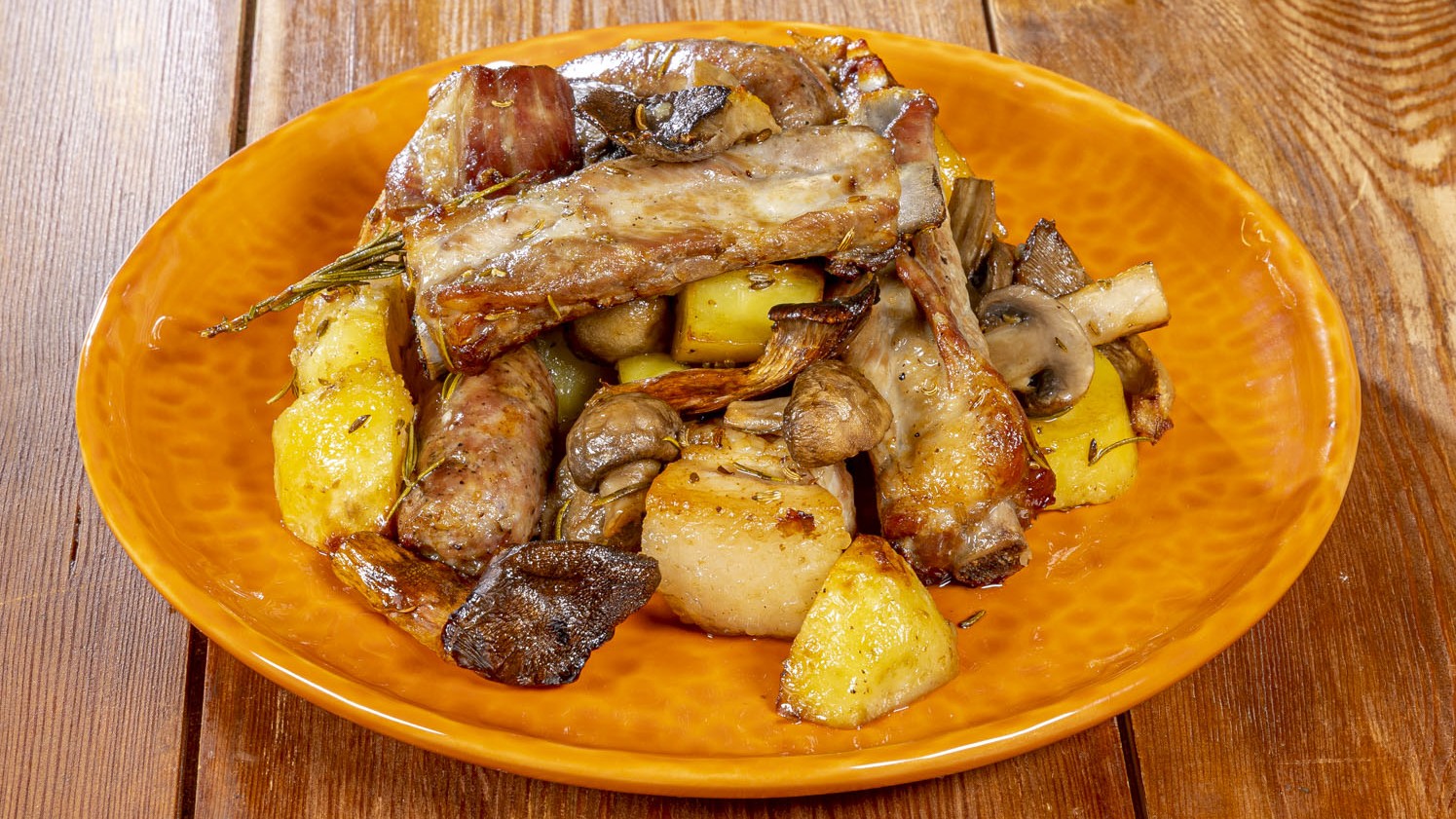 Teglione di maiale, patate e funghi
