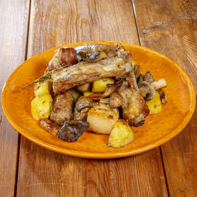 Teglione di maiale, patate e funghi