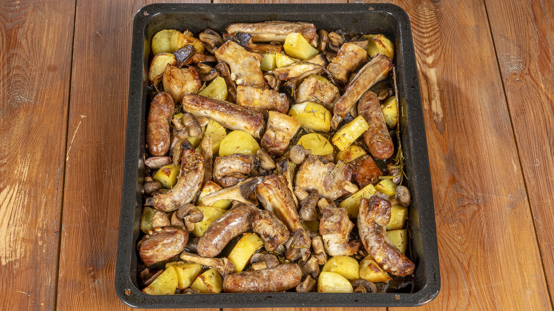 Teglione di maiale, patate e funghi