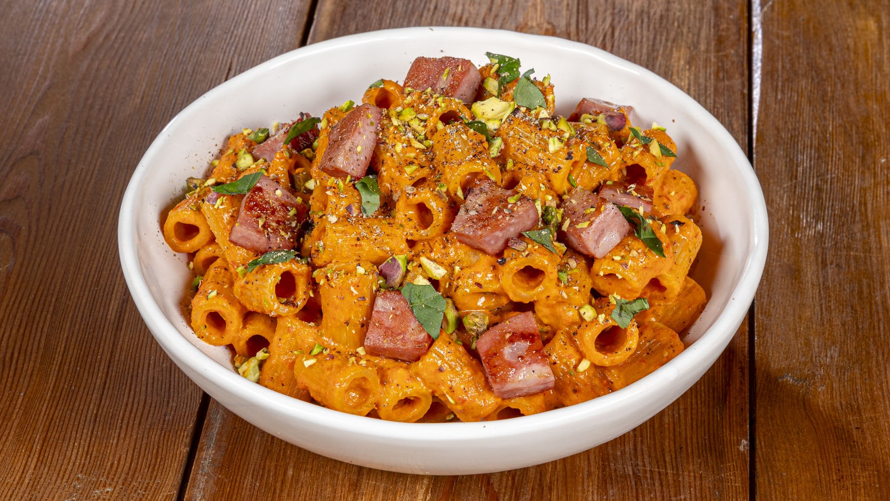 Pasta alla crema di peperoni, mortadella e pistacchi