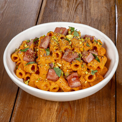 Pasta alla crema di peperoni, mortadella e pistacchi