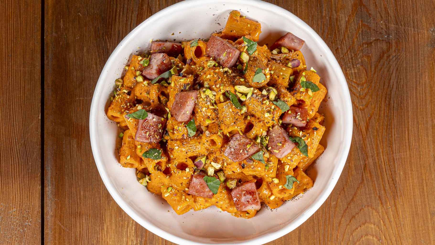 Pasta alla crema di peperoni, mortadella e pistacchi