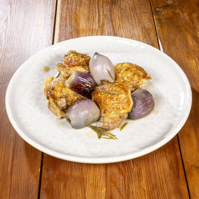 Pollo arrosto con cipolle e vino