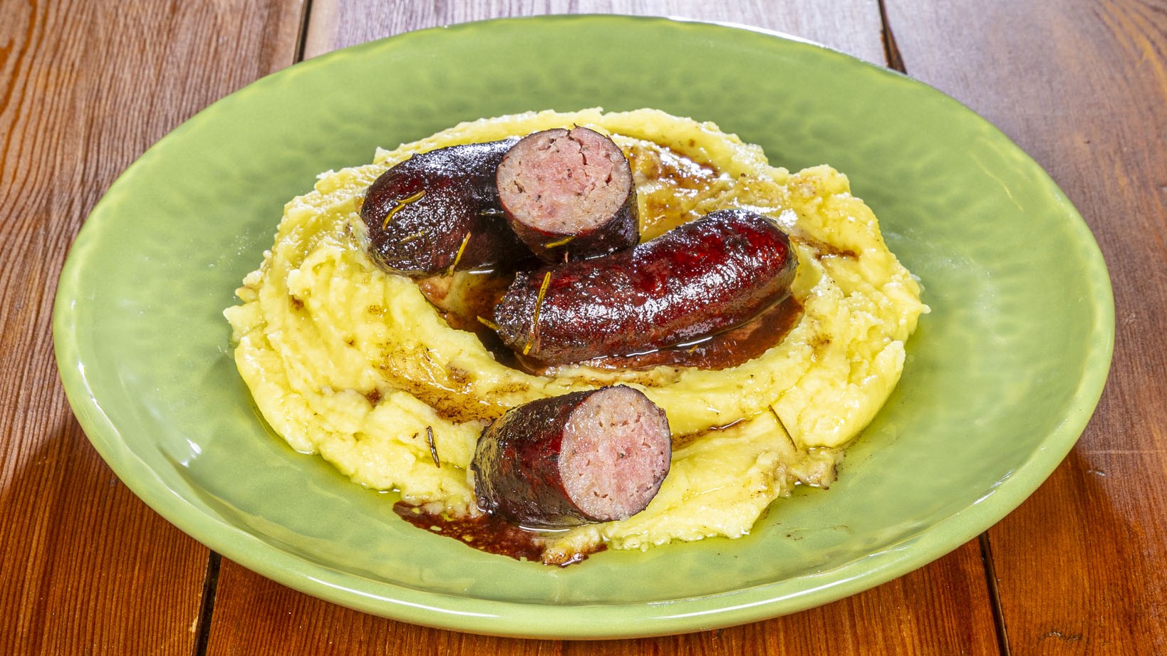 Salsicce al vino con purè di patate