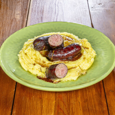 Salsicce al vino con purè di patate