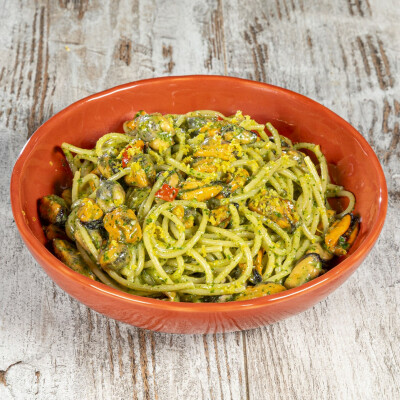 Pasta al pesto di prezzemolo con le cozze