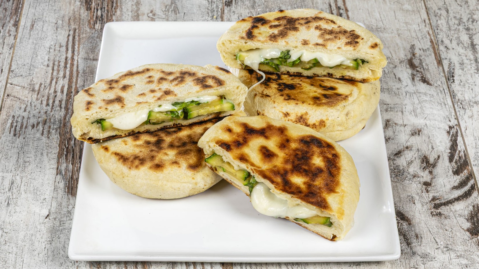 Focaccine con zucchine e mozzarella