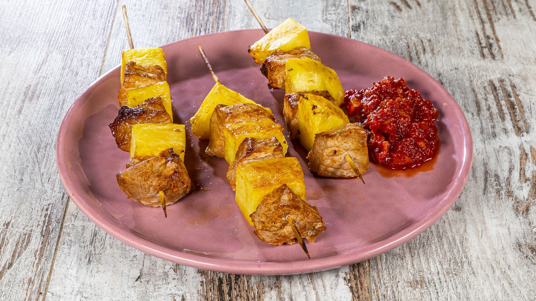 Spiedini di maiale e ananas