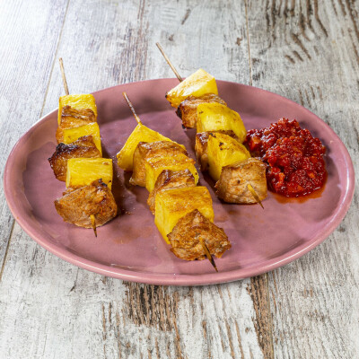Spiedini di maiale e ananas