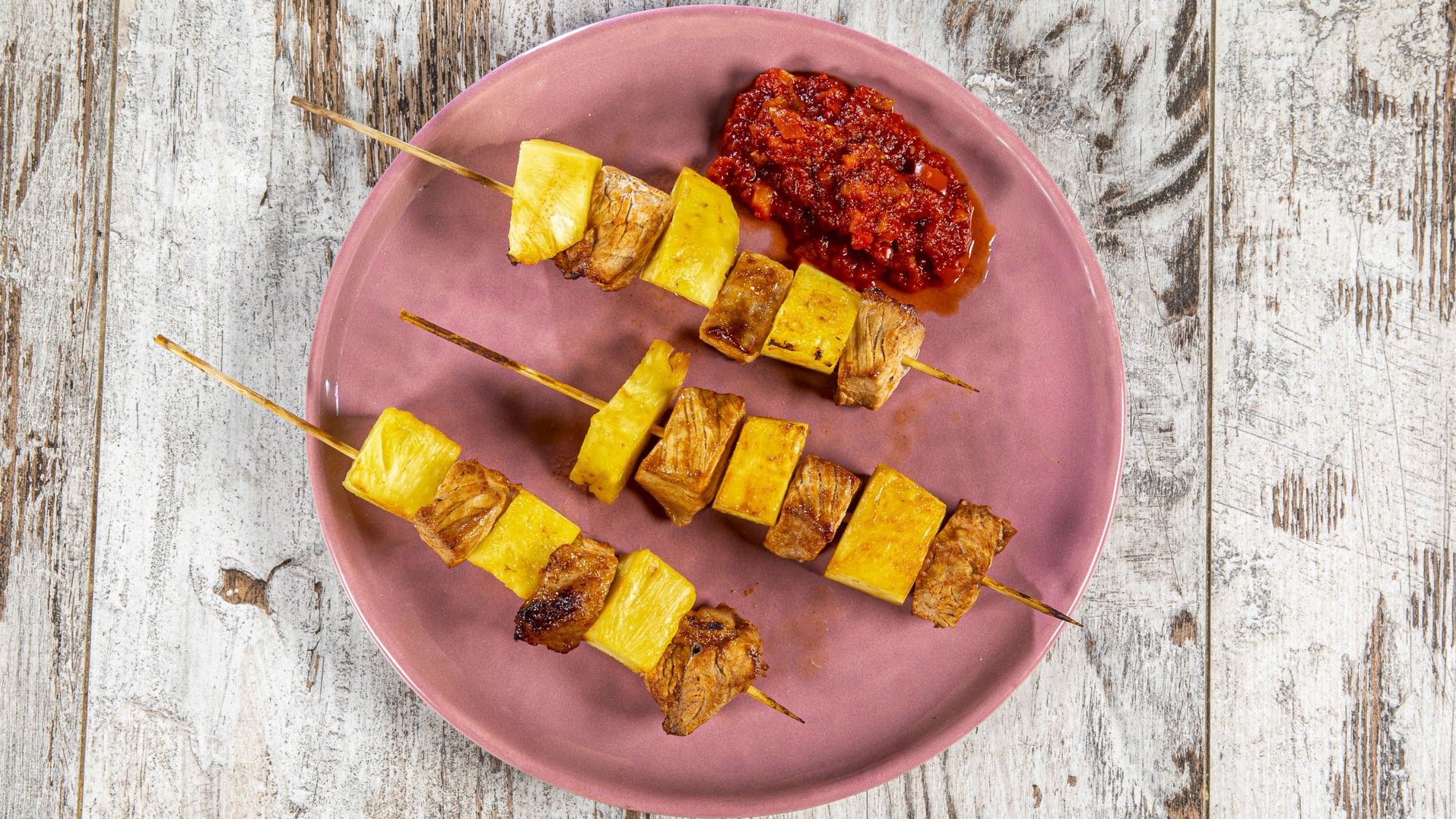 Spiedini di maiale e ananas