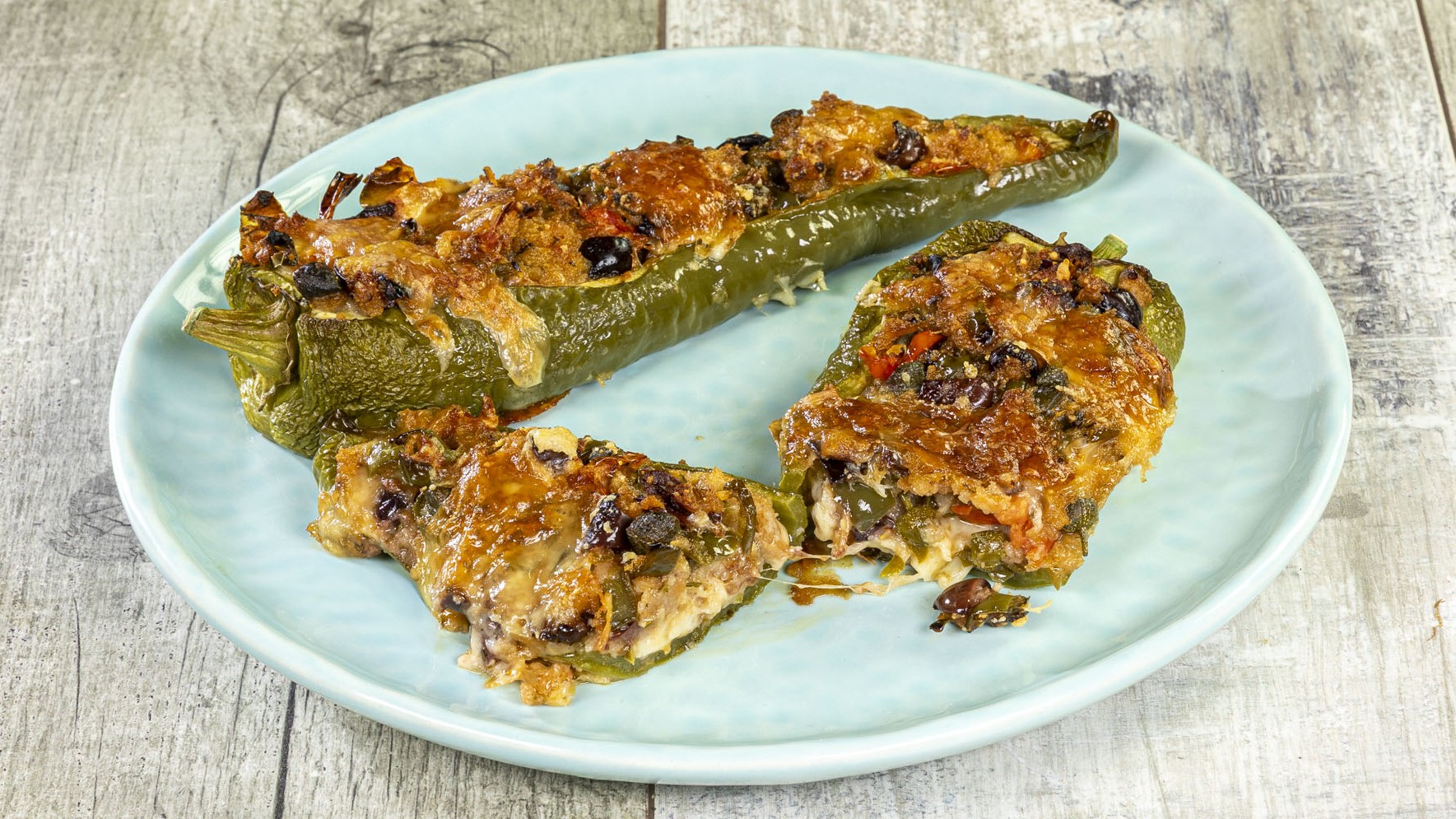 Peperoni ripieni alla mediterranea