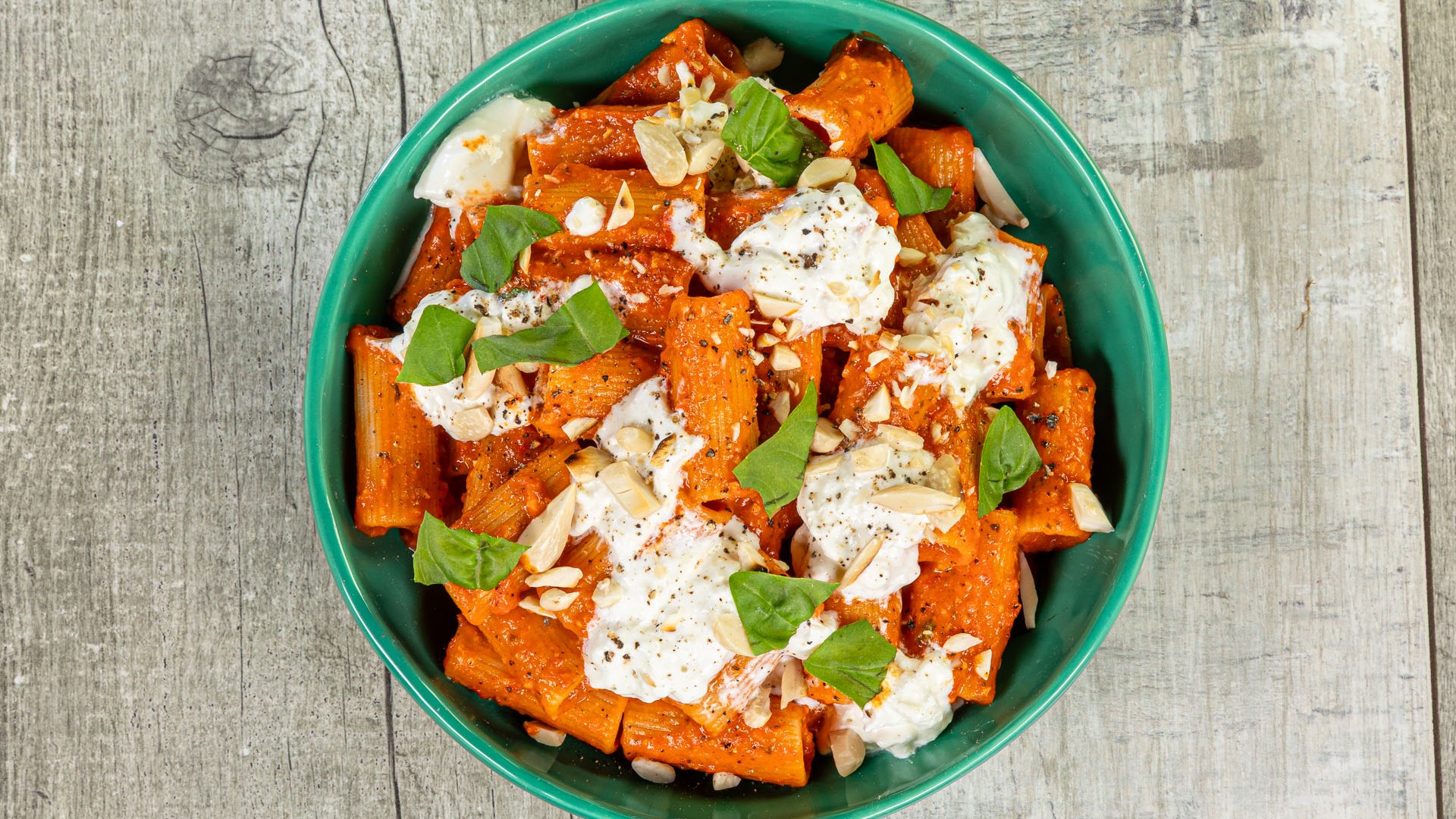 Pasta con crema di peperoni e burrata